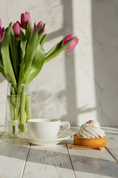 꽃병에 튤립을 탁자에 커피를 디저트를 먹는다 로맨틱 아침이야 도살아 로열티 프리 스톡 사진