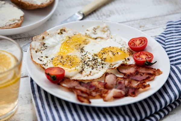 Composizione Colazione Con Uova Fritte Pancetta Tovagliolo Righe Chiudi Foto Stock