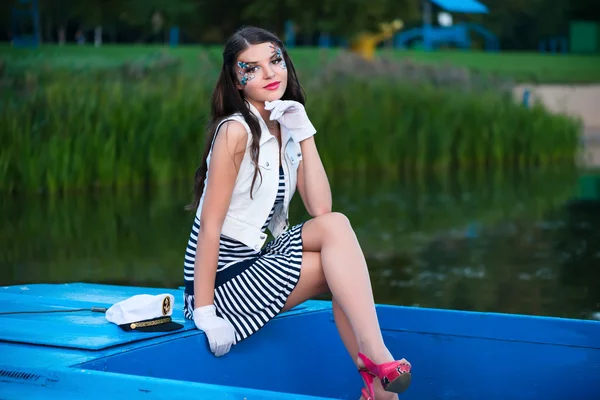 ボートに乗って美しいセーラームーンの若い女性 — ストック写真