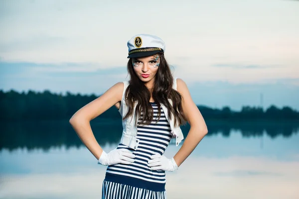 Молодая красивая морячка на закате — стоковое фото