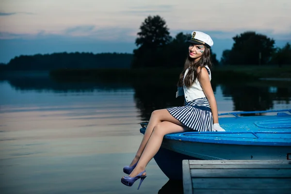 Mladý námořník krásná žena sedí na lodi — Stock fotografie