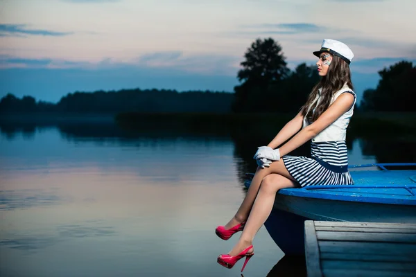 Jeune belle marin femme assise sur le bateau — Photo