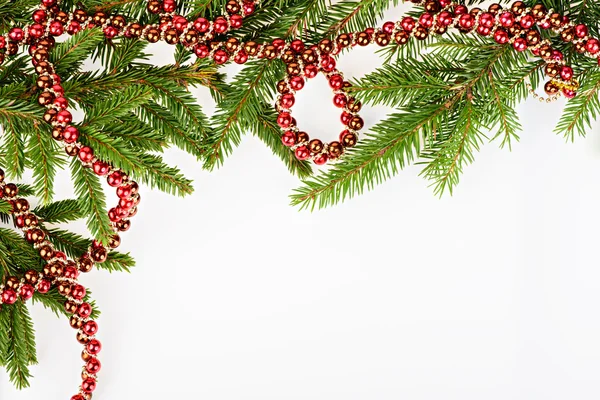 Cornice natalizia con conifera e ghirlanda rossa — Foto Stock