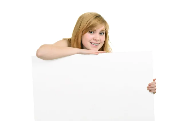 Chica joven con soportes y cartelera blanca — Foto de Stock