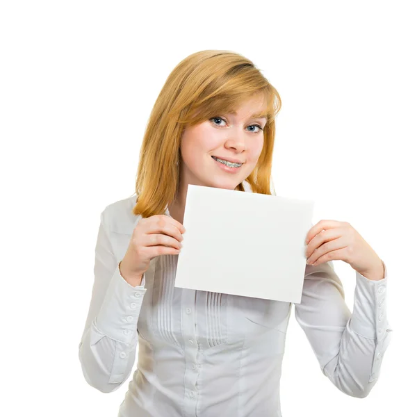 Giovane donna con staffe e cartellone bianco — Foto Stock