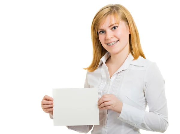 Joven mujer sonriente con soportes y cartelera blanca — Foto de Stock