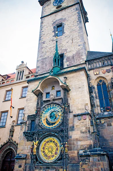 Astronomische Uhr auf dem alten Rathaussturm in Prag — Stockfoto