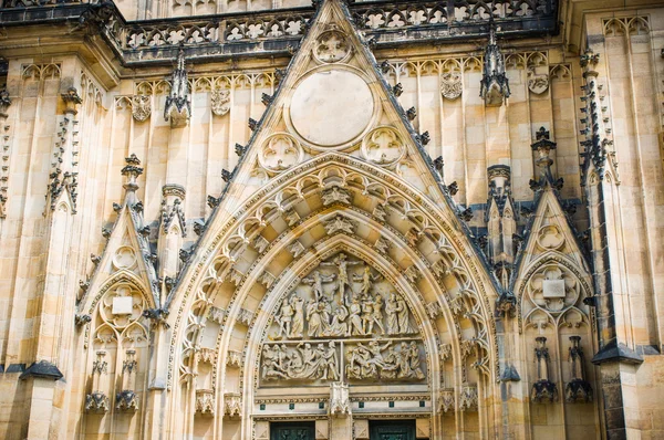 Prágai vár-Szent Vitus Katedrális, részét képezik a homlokzat — Stock Fotó