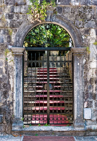 eski Ferforje kapılar kapalı