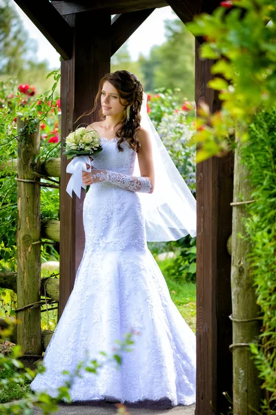 Bride with bouquet outdoors — Stock Photo, Image