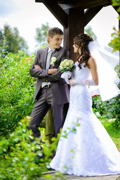Bride and groom outdoor — Stock Photo, Image
