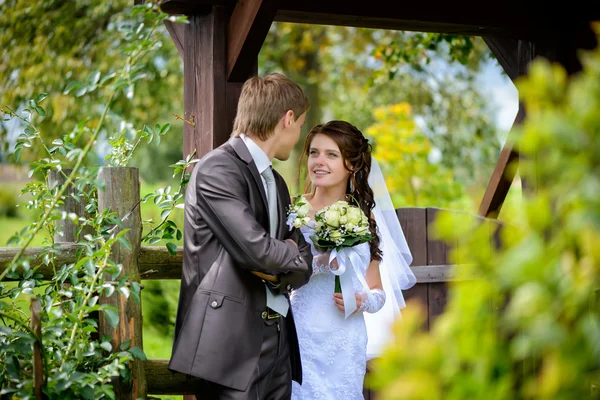 Bride and groom outdoor — Stock Photo, Image