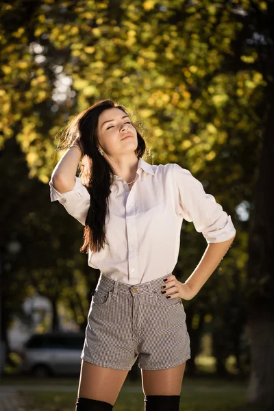 Portrait de mode d'été de jeune belle fille élégante posant o — Photo