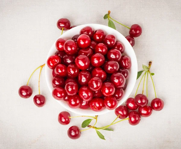 Sweet juicy cherries in a bowl on the napkin — Stock Photo, Image