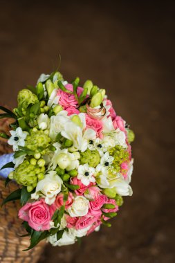 mooie bruids boeket met gouden ringen in ma