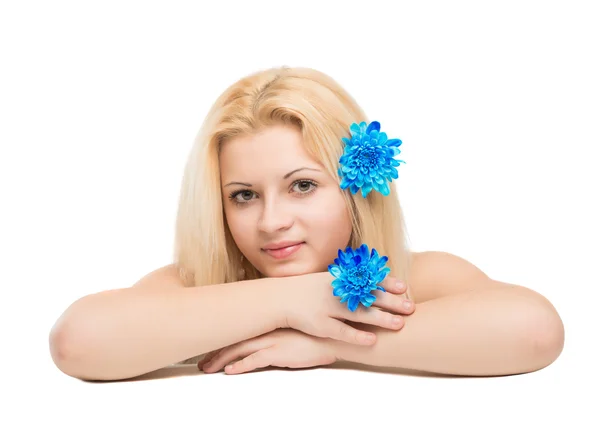 Joven hermosa chica rubia con flor azul en el pelo —  Fotos de Stock