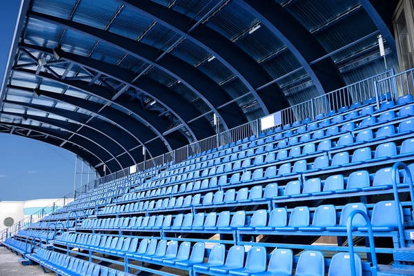 Assento azul vazio no estádio — Fotografia de Stock