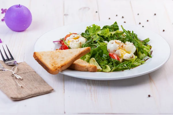 Insalata Fresca Con Rucola Pomodoro Uovo Piatto Bianco Decorazioni Foto Stock