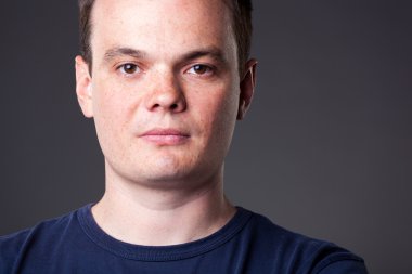 Yetişkin kendine güvenen adam portresi