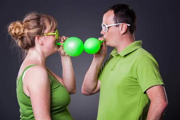 Heureux jeune couple s'amuser avec des ballons — Photo