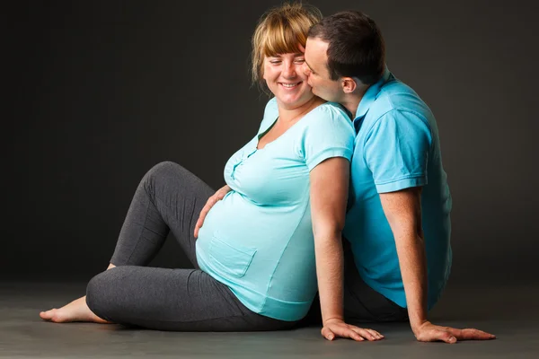 Portret van gelukkige jonge familie samen te wachten voor baby — Stockfoto