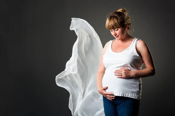 Retrato de bela mulher grávida olhando para a barriga — Fotografia de Stock