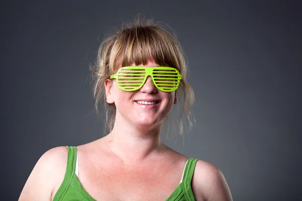 Glückliche junge Frau mit grüner Brille — Stockfoto