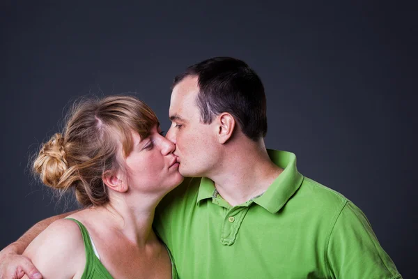 Портрет счастливой молодой пары — стоковое фото