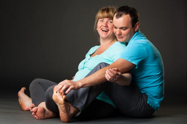 Portret van gelukkige jonge familie samen te wachten voor baby — Stockfoto