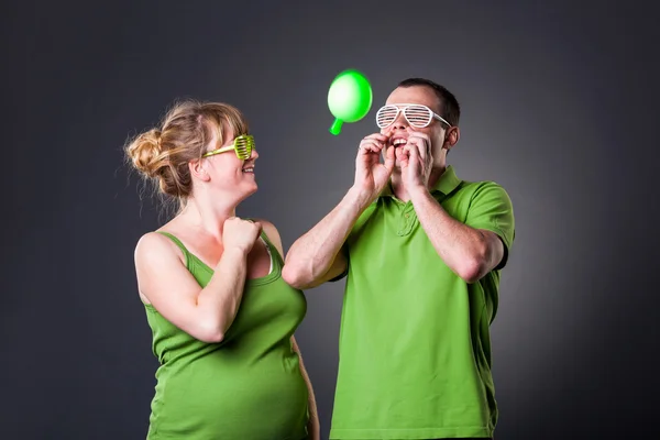 Šťastný mladý pár se baví s balónky — Stock fotografie