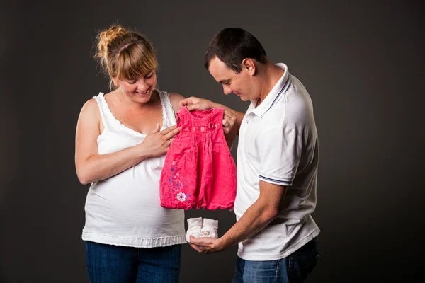 Giovane famiglia in attesa di bambino — Foto Stock