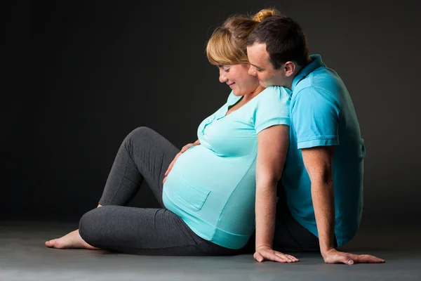 Retrato de família jovem feliz juntos esperando pelo bebê — Fotografia de Stock