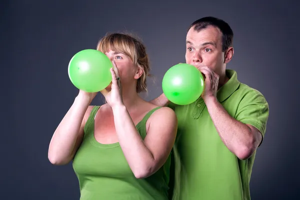 Feliz jovem casal se divertindo com balões — Fotografia de Stock