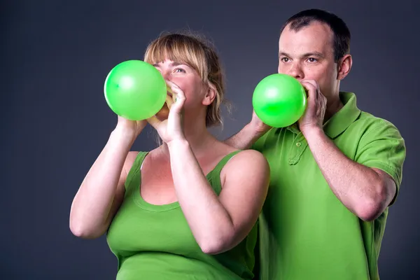 Gelukkige jonge paar plezier met ballonnen — Stockfoto