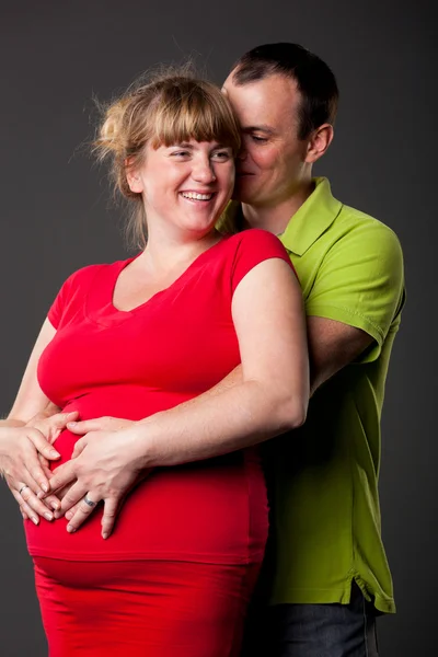 赤ん坊を待って一緒に幸せの若い家族の肖像画 — ストック写真