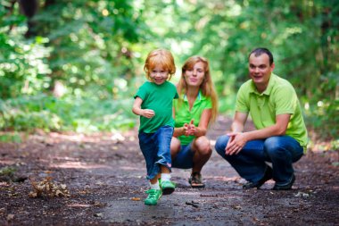 park içinde mutlu bir aile portresi