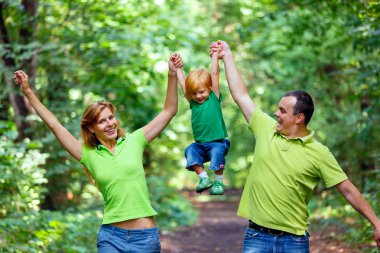 park içinde mutlu bir aile portresi