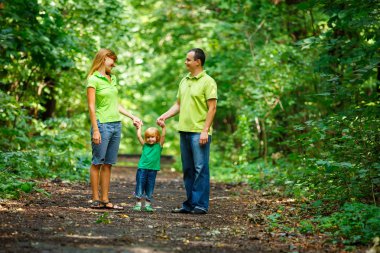 park içinde mutlu bir aile portresi