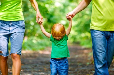 park içinde mutlu bir aile portresi