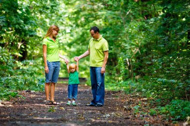 park içinde mutlu bir aile portresi