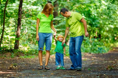 park içinde mutlu bir aile portresi