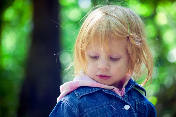 Malá dívka portrét v parku — Stock fotografie