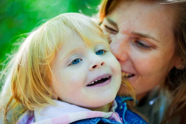 Madre che gioca con sua figlia — Foto Stock