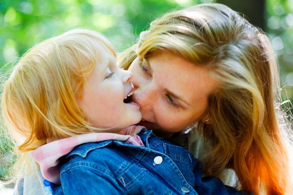 Mutter spielt mit ihrer Tochter — Stockfoto