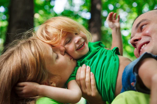 Ritratto di una famiglia divertente che si diverte — Foto Stock