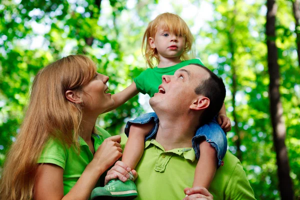 Porträtt av en rolig familj ha kul — Stockfoto