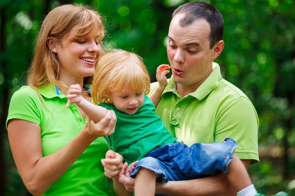 Porträtt av en rolig familj ha kul — Stockfoto