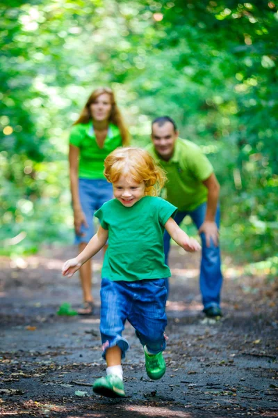 Porträtt av lycklig familj i park — Stockfoto