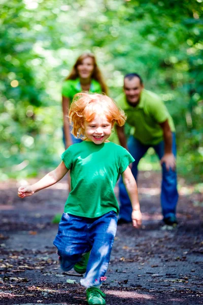 Retrato de família feliz no parque — Fotografia de Stock