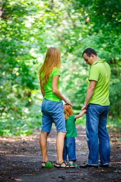 Porträtt av lycklig familj i park — Stockfoto